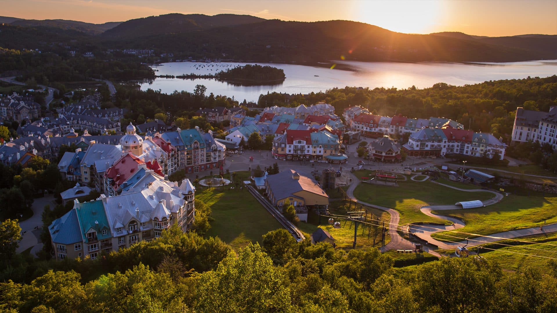 Magnifique vue sur le village piétonnier situé au pied des pistes de Tremblant et sur le lac Tremblant au lever du soleil.