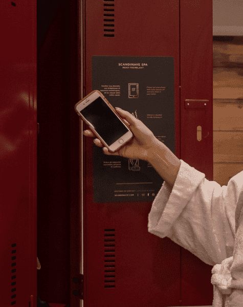 Scandinave Spa is a spa that does not allow any electronic devices on site. Digital detox and silence are important aspects of their thermal therapy journey.