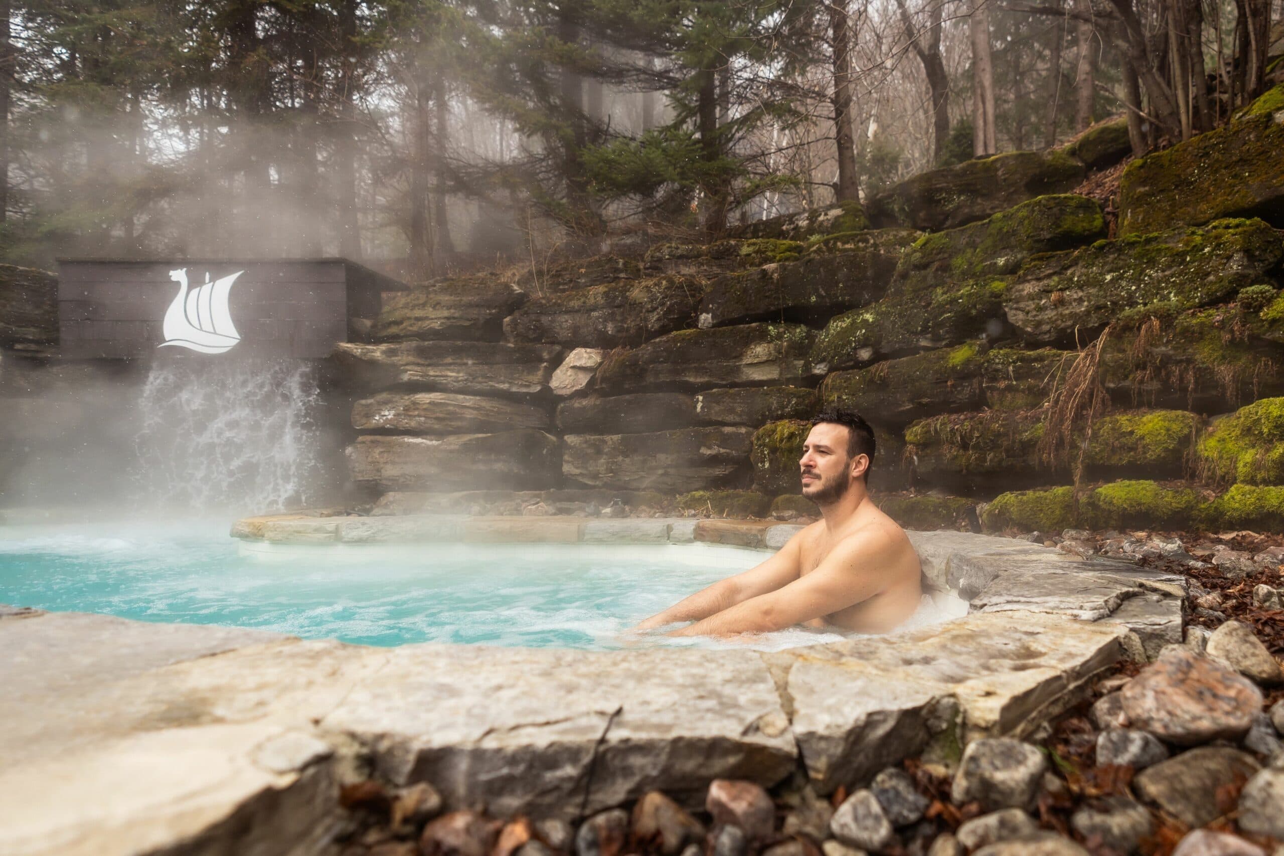 Un homme se détendant dans une piscine thermale extérieure au Scandinave Spa