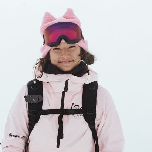 Mirae Campbell photographiée dans un équipement de ski rose