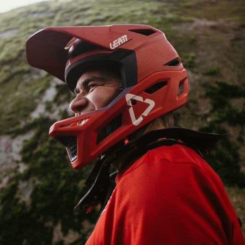 Portrait de Brett Tippie dans son casque d'équitation