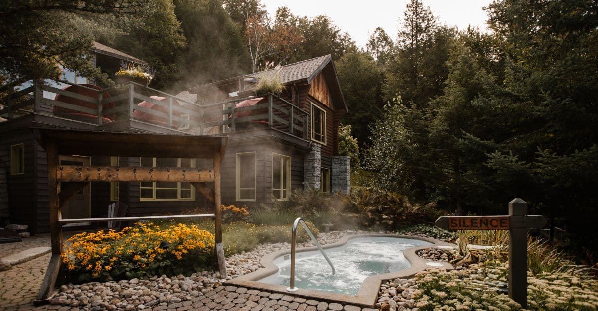 Piscine thermale extérieure au Scandinave Mont Tremblant