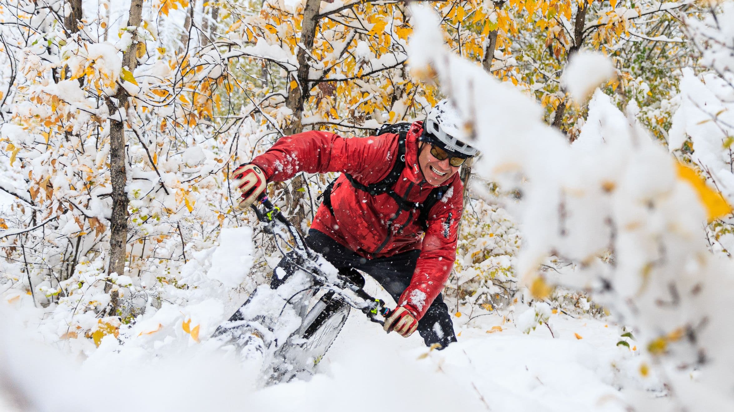 Un vététiste faisant du vélo dans la neige profonde