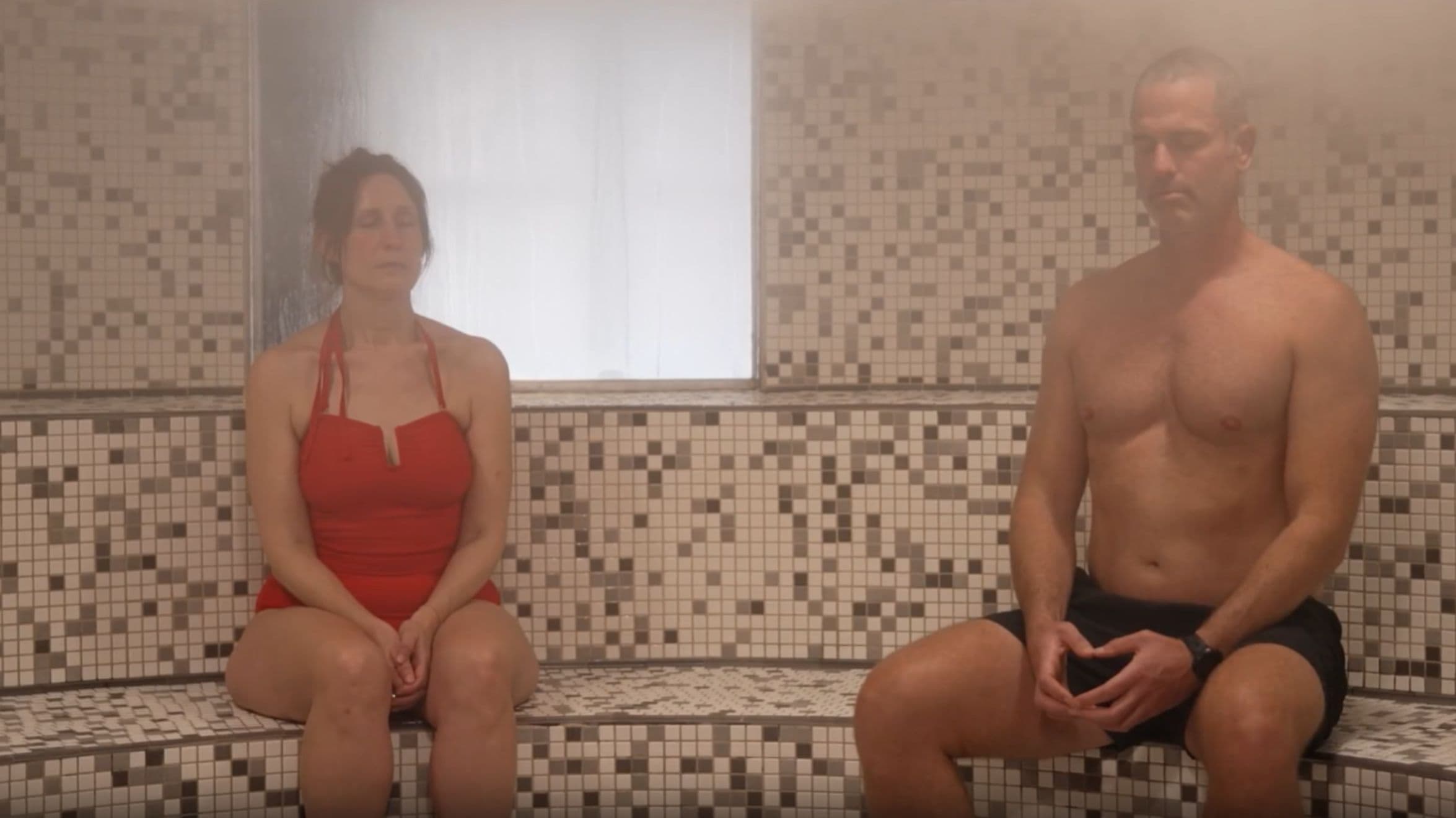 Un homme et une femme profitent du sauna humide au Scandinave Spa Vieux-Montréal, un spa nordique propice à la détente et à la déconnexion.