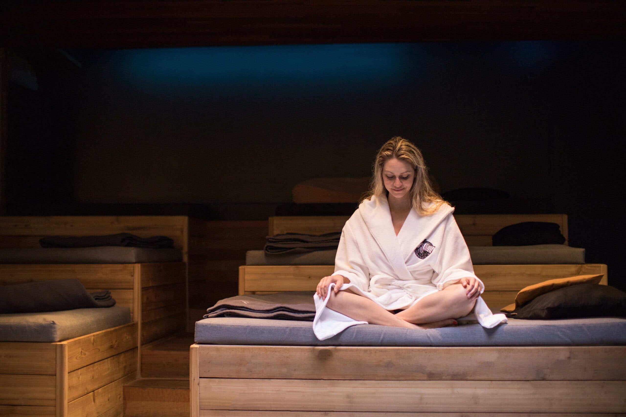 A women meditates in the indoor relaxation area at Scandinave Spa Vieux-Montréal.