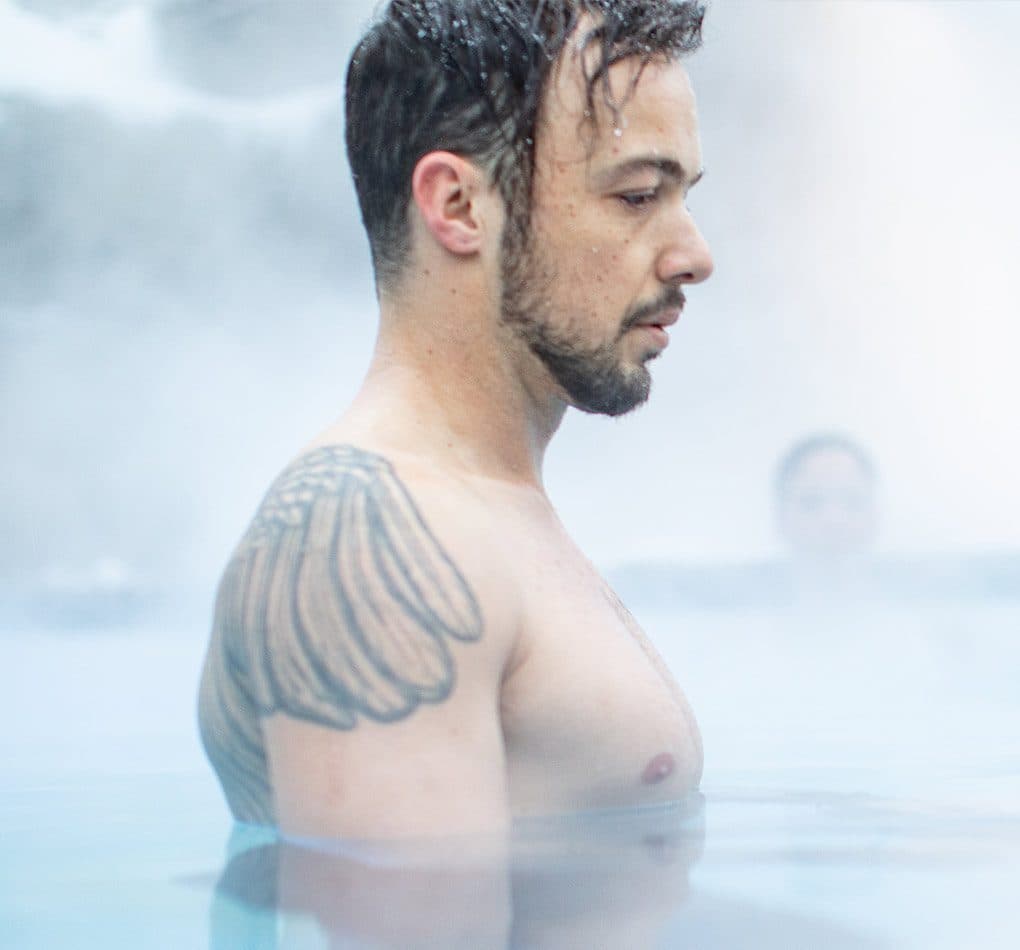 homme se détendant dans les bains nordiques du Scandinave Spa
