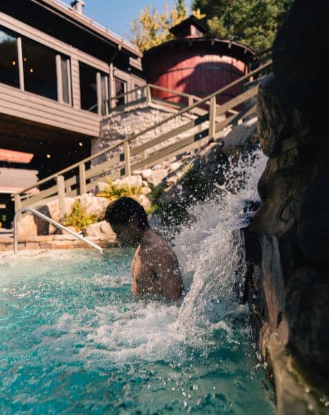 Un instant de déconnexion totale sous la chute d’eau froide du Scandinave Spa Mont-Tremblant.