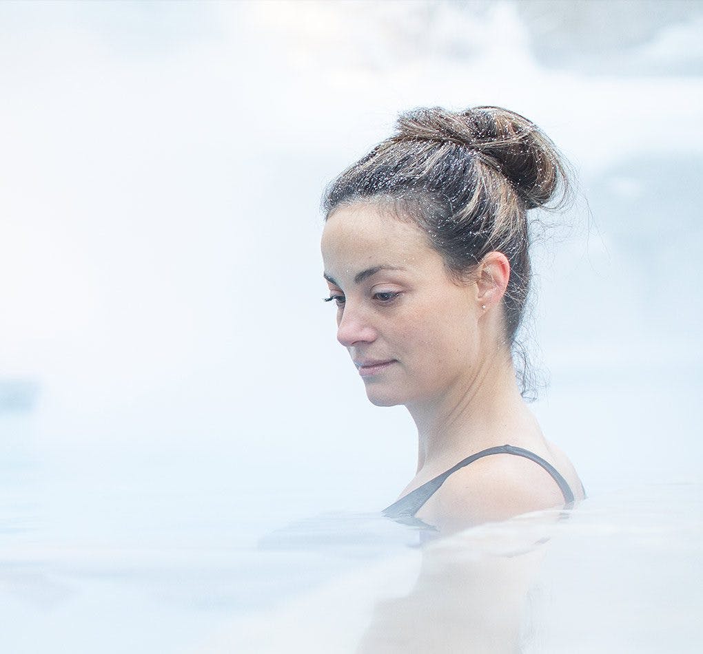 femme relaxant dans les bains scandinaves à Mont-Tremblant