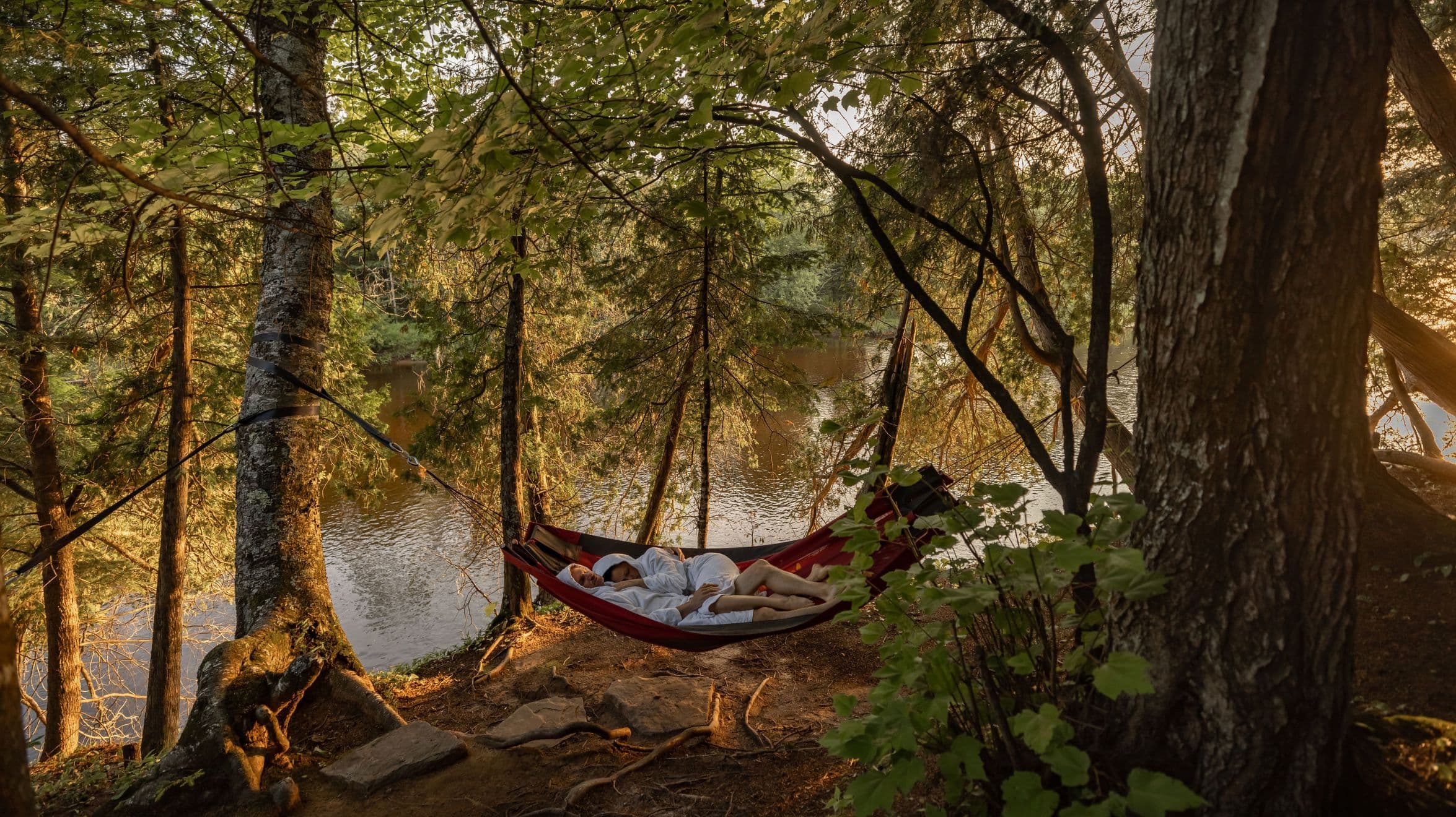 Le bonheur et la relaxation dans le hammac en bodrure de la rivière