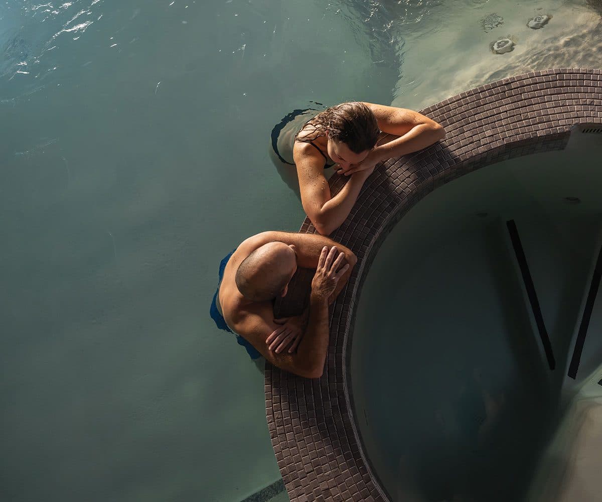 couple passant un moment de détente ensemble dans une installation thermal du Scandinave Spa Vieux-Montréal