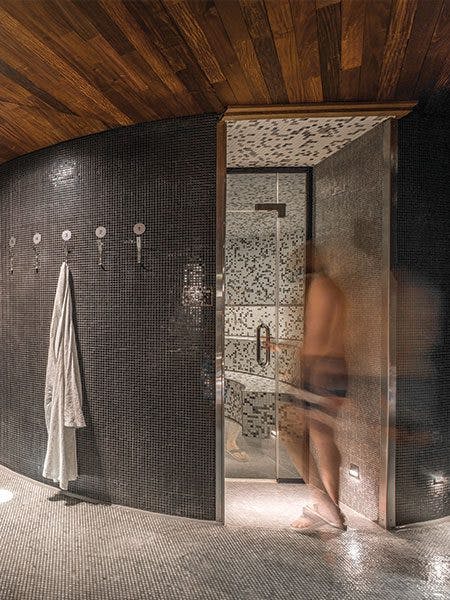 homme entrant dans le bain vapeur pour relaxer au Scandinave Spa Vieux-Montréal