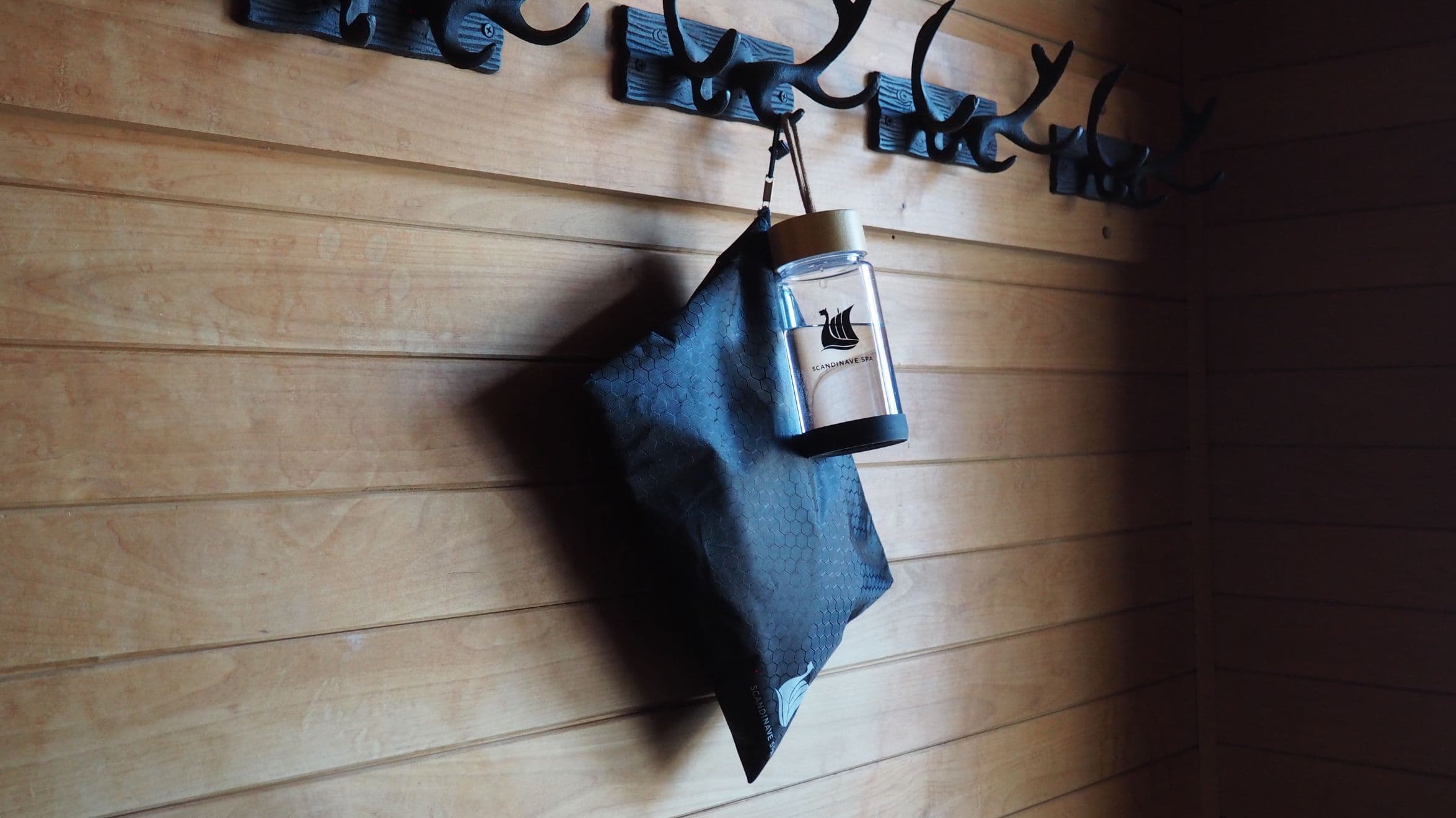 Présentation de la marchandise au Scandinave Spa Vieux-Montréal, incluant des essentiels de bien-être et articles à l’image du spa.